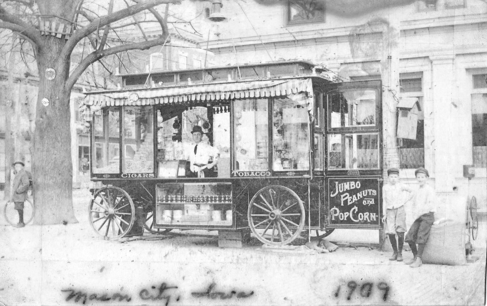 Cigar and peanut wagon on Federal 1909.jpg